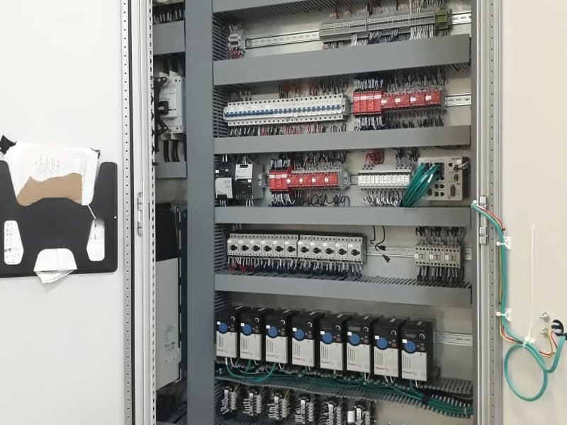 Tablero de control con PLC, relés de seguridad y variadores de frecuencia