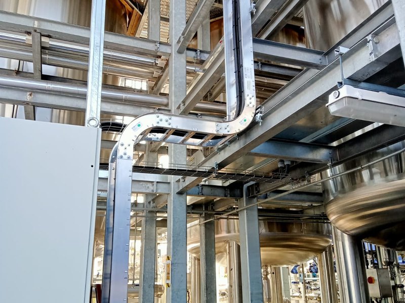 Canalización y tubería de proceso entre tanques de acero inoxidable