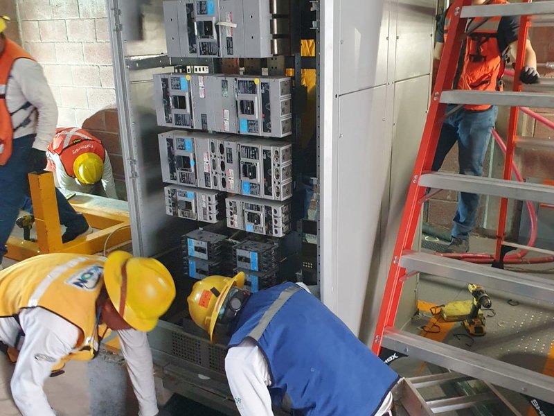 Tablero de fuerza con interruptor principal e interruptores de caja moldeada